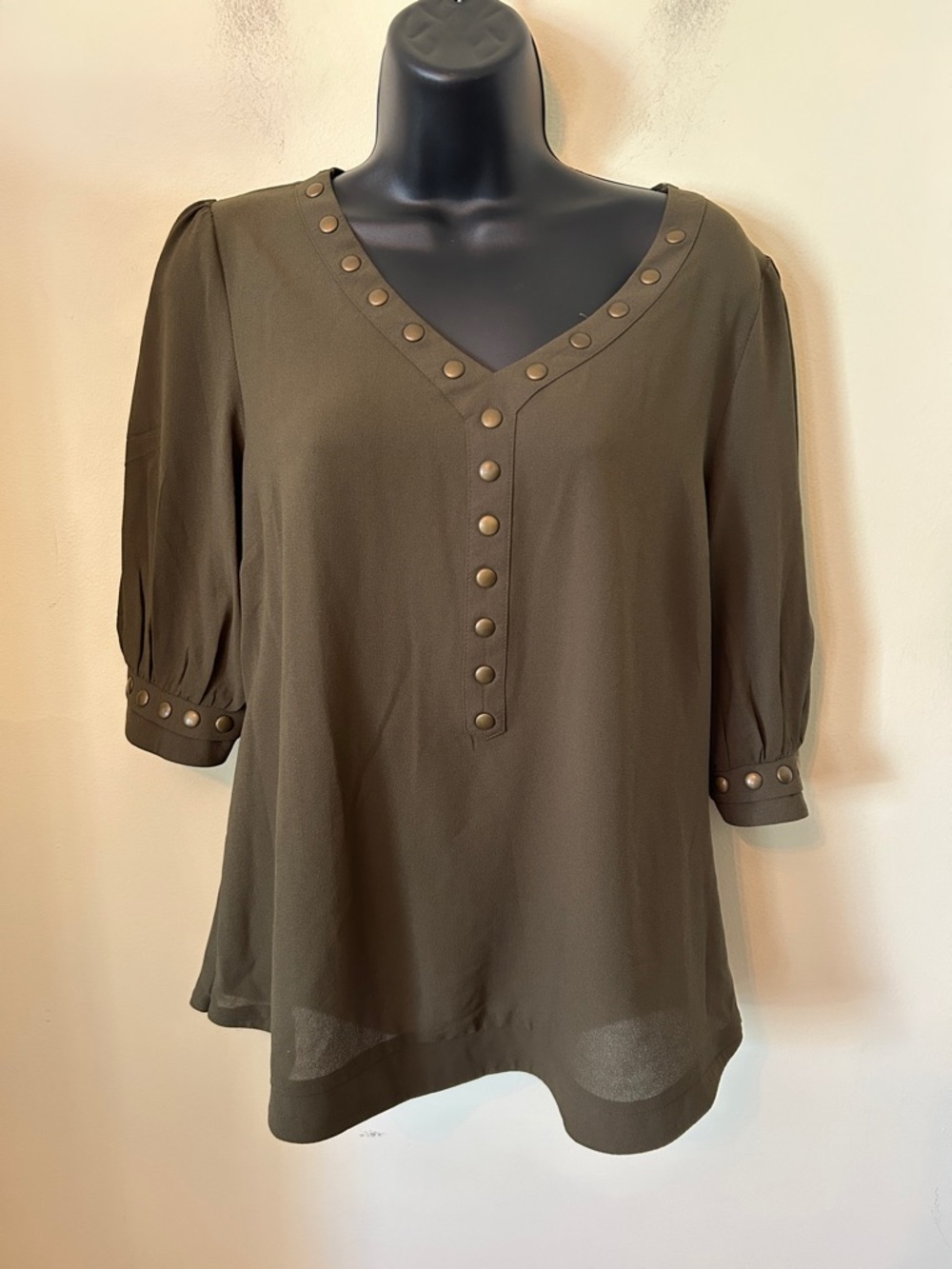 41 Hawthorn Olive Green Lisbon V-Neck Studded Women's Short Sleeve Blouse Size M